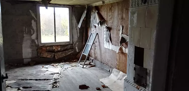 Why Selling a Distressed House Through Traditional Methods Fails in Mesa